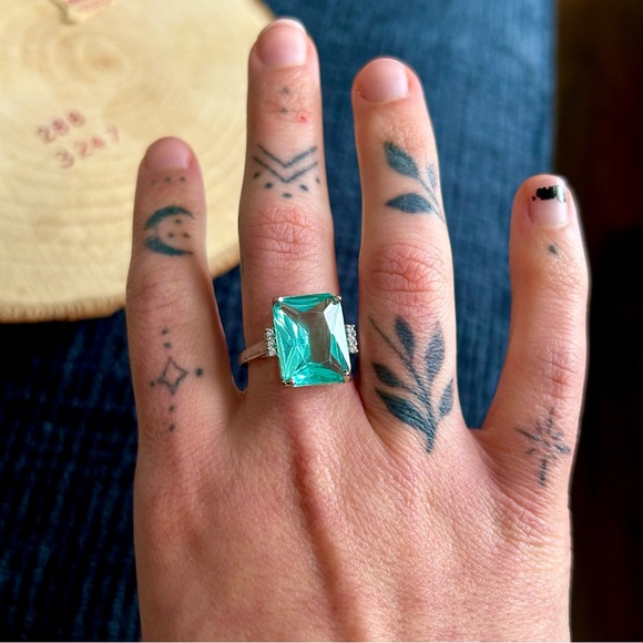 Luxury CZ Diamond Accented Large Square Gemstone Bright Shiny Ring Size 8 - Picture 2 of 5